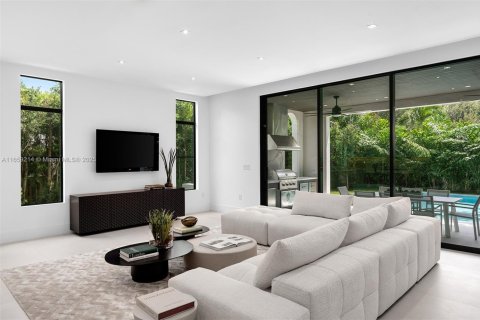 House in Miami, Florida 6 bedrooms, 513.47 sq.m. № 1365787 - photo 17