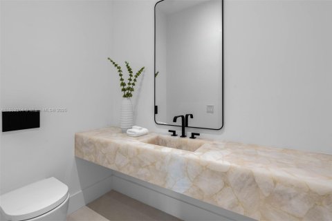 House in Miami, Florida 6 bedrooms, 513.47 sq.m. № 1365787 - photo 12