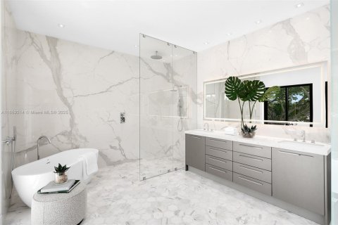 House in Miami, Florida 6 bedrooms, 513.47 sq.m. № 1365787 - photo 26