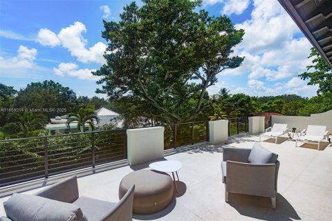 House in Miami, Florida 6 bedrooms, 513.47 sq.m. № 1365787 - photo 27