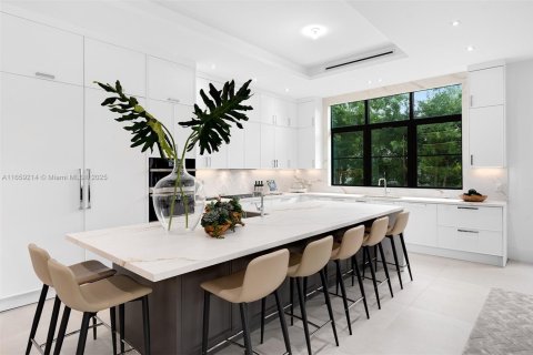 House in Miami, Florida 6 bedrooms, 513.47 sq.m. № 1365787 - photo 19