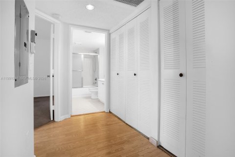 Condominio en venta en Pembroke Pines, Florida, 2 dormitorios, 142.42 m2 № 2056620 - foto 15