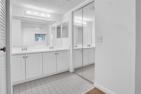 Condominio en venta en Pembroke Pines, Florida, 2 dormitorios, 142.42 m2 № 2056620 - foto 30
