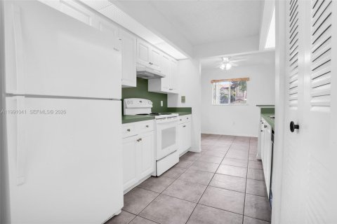 Condominio en venta en Pembroke Pines, Florida, 2 dormitorios, 142.42 m2 № 2056620 - foto 10