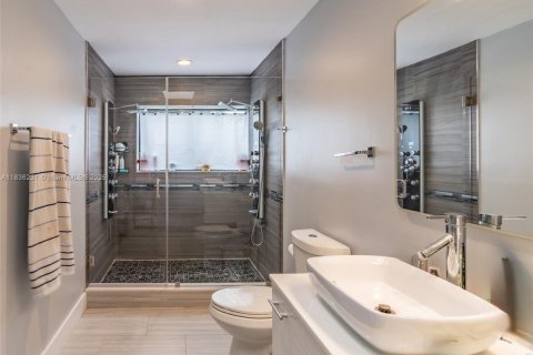 Townhouse in Miami, Florida 4 bedrooms, 232.72 sq.m. № 1830870 - photo 22