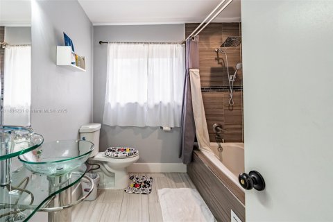 Townhouse in Miami, Florida 4 bedrooms, 232.72 sq.m. № 1830870 - photo 30