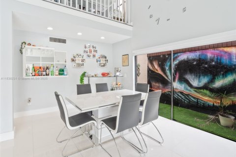 Townhouse in Miami, Florida 4 bedrooms, 232.72 sq.m. № 1830870 - photo 15