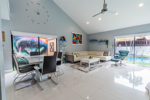 Townhouse in Miami, Florida 4 bedrooms, 232.72 sq.m. № 1830870 - photo 13