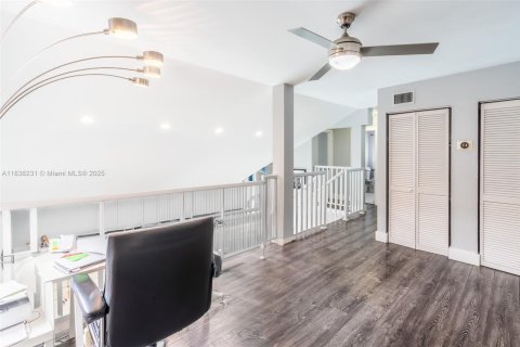 Townhouse in Miami, Florida 4 bedrooms, 232.72 sq.m. № 1830870 - photo 26