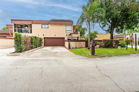 Townhouse in Miami, Florida 4 bedrooms, 232.72 sq.m. № 1830870 - photo 10