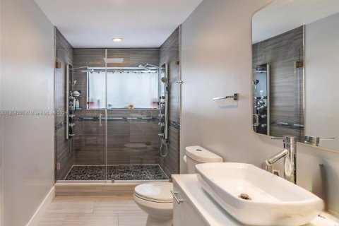 Townhouse in Miami, Florida 4 bedrooms, 232.72 sq.m. № 1830870 - photo 17