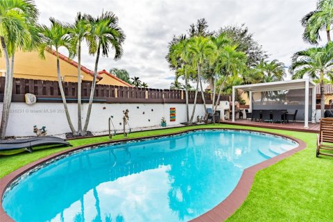 Townhouse in Miami, Florida 4 bedrooms, 232.72 sq.m. № 1830870 - photo 1