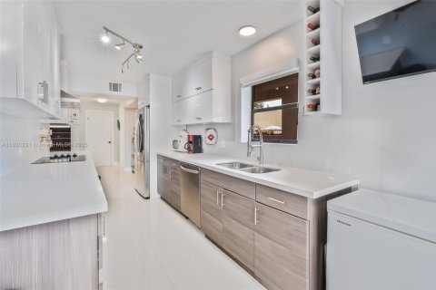 Townhouse in Miami, Florida 4 bedrooms, 232.72 sq.m. № 1830870 - photo 11