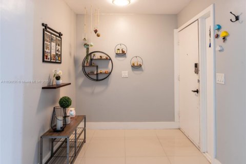 Townhouse in Miami, Florida 4 bedrooms, 232.72 sq.m. № 1830870 - photo 20
