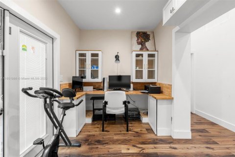 Casa en venta en Miami, Florida, 5 dormitorios, 193.52 m2 № 1858957 - foto 25