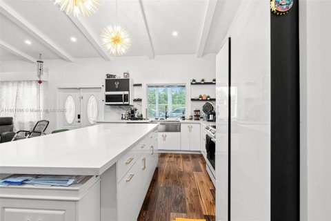 Casa en venta en Miami, Florida, 5 dormitorios, 193.52 m2 № 1858957 - foto 10
