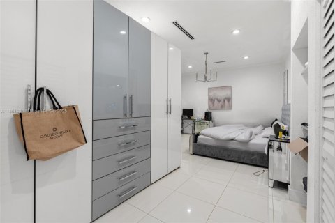 Casa en venta en Miami, Florida, 5 dormitorios, 193.52 m2 № 1858957 - foto 18