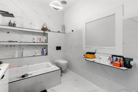 Casa en venta en Miami, Florida, 5 dormitorios, 193.52 m2 № 1858957 - foto 22