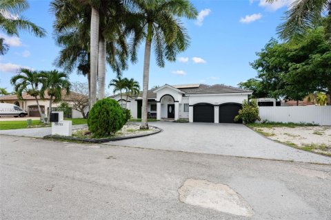 Casa en venta en Miami, Florida, 5 dormitorios, 193.52 m2 № 1858957 - foto 1