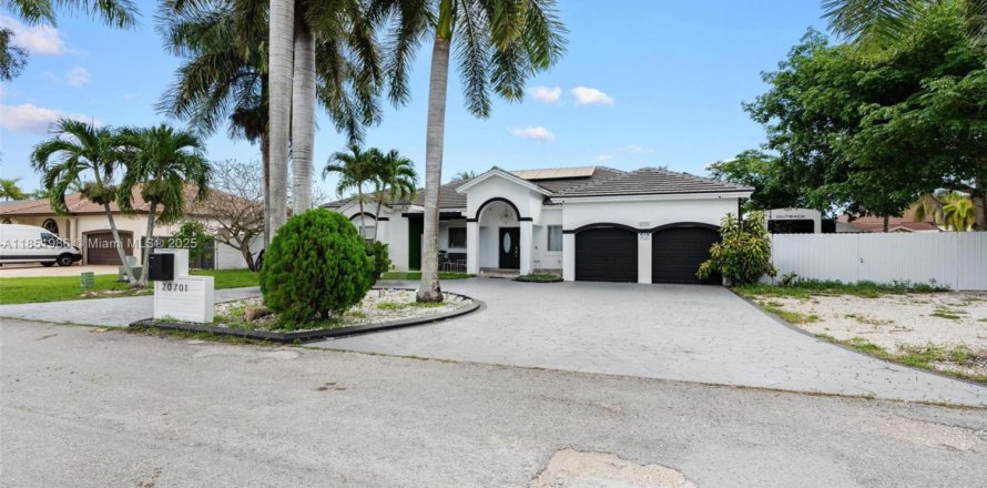 Casa en Miami, Florida 5 dormitorios, 193.52 m2 № 1858957
