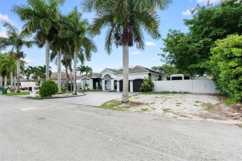 Casa en venta en Miami, Florida, 5 dormitorios, 193.52 m2 № 1858957 - foto 3