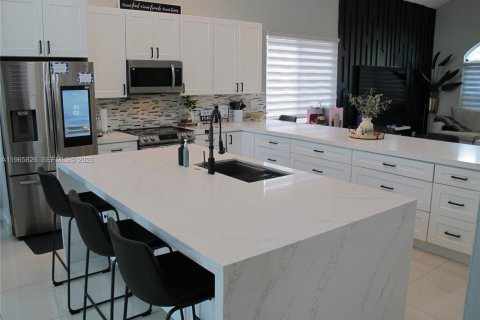Casa en venta en Coral Springs, Florida, 5 dormitorios, 262.73 m2 № 2081248 - foto 7