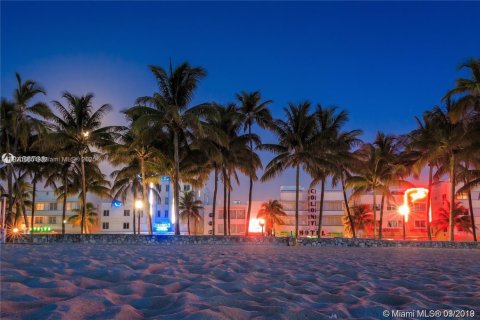 Condominio en venta en Miami Beach, Florida, 1 dormitorio, 61.22 m2 № 1975035 - foto 3