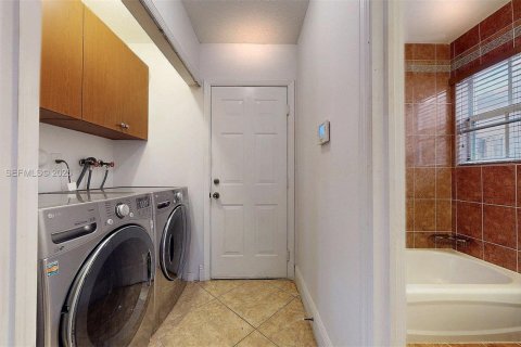 House in Miami, Florida 5 bedrooms, 316.15 sq.m. № 1989355 - photo 6