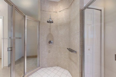 House in Miami, Florida 5 bedrooms, 316.15 sq.m. № 1989355 - photo 19