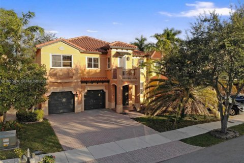 House in Miami, Florida 5 bedrooms, 316.15 sq.m. № 1989355 - photo 2