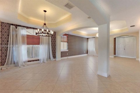 House in Miami, Florida 5 bedrooms, 316.15 sq.m. № 1989355 - photo 8