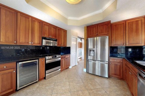 House in Miami, Florida 5 bedrooms, 316.15 sq.m. № 1989355 - photo 14