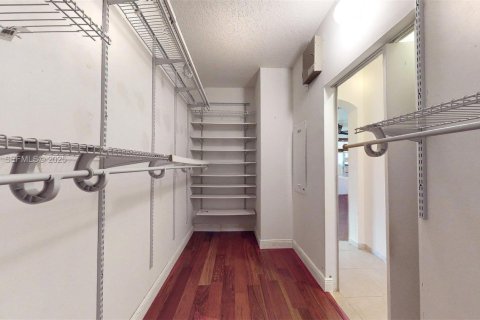 House in Miami, Florida 5 bedrooms, 316.15 sq.m. № 1989355 - photo 22