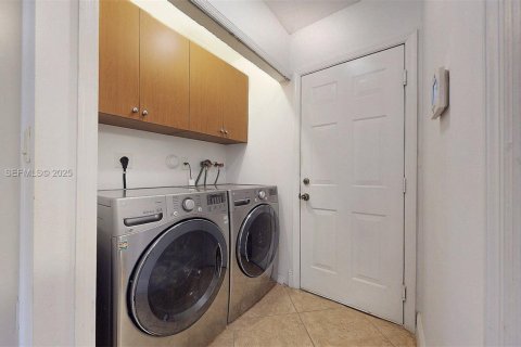 House in Miami, Florida 5 bedrooms, 316.15 sq.m. № 1989355 - photo 27