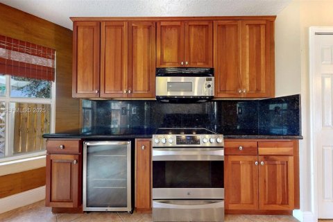 House in Miami, Florida 5 bedrooms, 316.15 sq.m. № 1989355 - photo 10