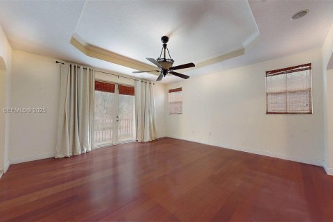 House in Miami, Florida 5 bedrooms, 316.15 sq.m. № 1989355 - photo 4