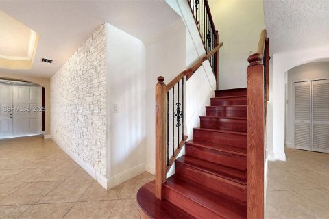 House in Miami, Florida 5 bedrooms, 316.15 sq.m. № 1989355 - photo 16