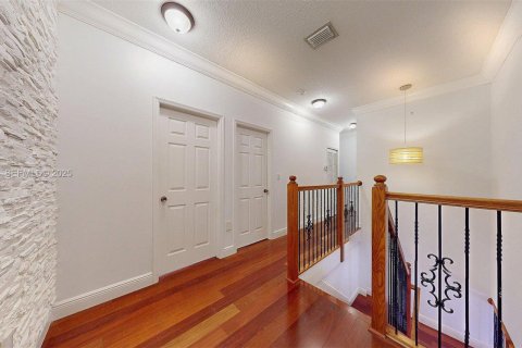 House in Miami, Florida 5 bedrooms, 316.15 sq.m. № 1989355 - photo 30