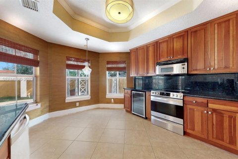 House in Miami, Florida 5 bedrooms, 316.15 sq.m. № 1989355 - photo 9