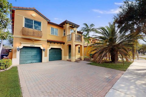 House in Miami, Florida 5 bedrooms, 316.15 sq.m. № 1989355 - photo 1