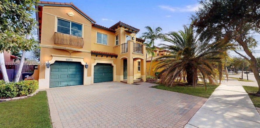 House in Miami, Florida 5 bedrooms, 316.15 sq.m. № 1989355