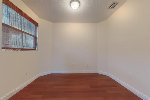 House in Miami, Florida 5 bedrooms, 316.15 sq.m. № 1989355 - photo 24