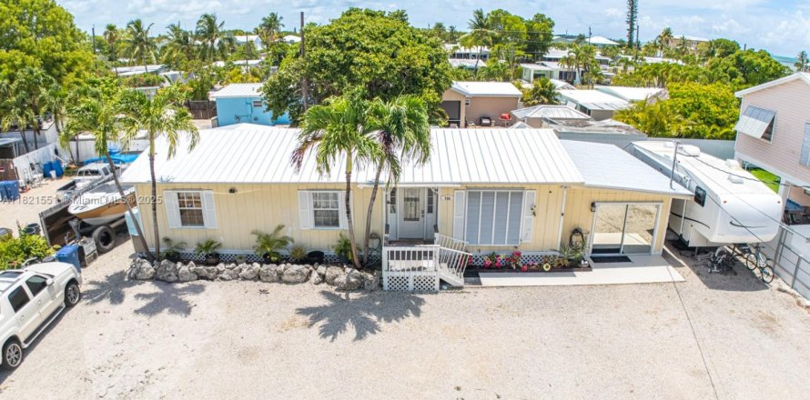 House in Marathon, Florida 4 bedrooms, 134.52 sq.m. № 1781727