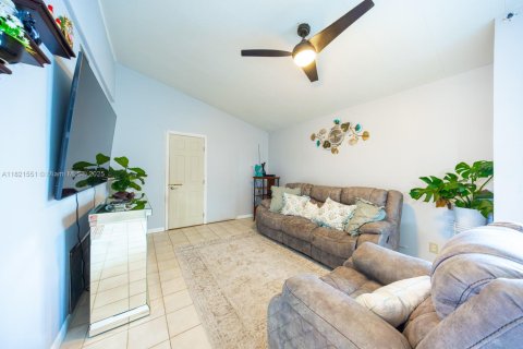 House in Marathon, Florida 4 bedrooms, 134.52 sq.m. № 1781727 - photo 12