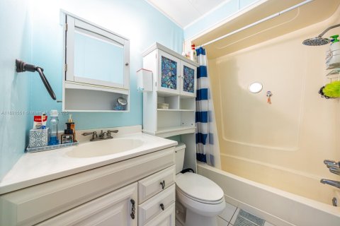 House in Marathon, Florida 4 bedrooms, 134.52 sq.m. № 1781727 - photo 21