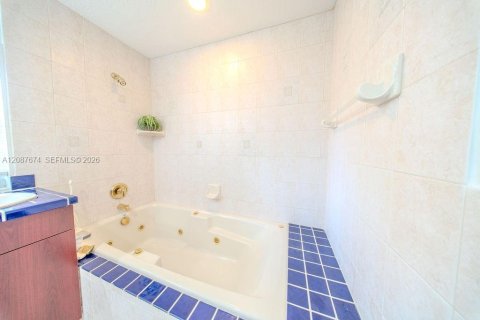 Casa en venta en Lantana, Florida, 4 dormitorios, 190.54 m2 № 2385475 - foto 18
