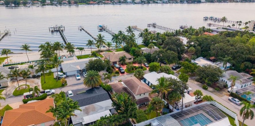 Casa en Lantana, Florida 4 dormitorios, 190.54 m2 № 2385475