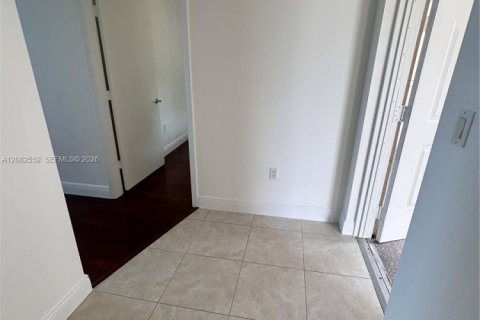 Condominio en alquiler en Miami, Florida, 1 dormitorio, 78.22 m2 № 2345725 - foto 8