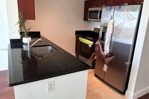 Condominio en alquiler en Miami, Florida, 1 dormitorio, 78.22 m2 № 2345725 - foto 17