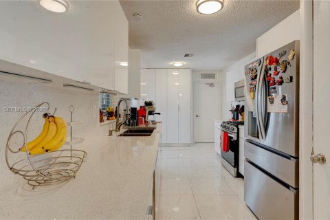 Villa ou maison à vendre à Miami, Floride: 3 chambres, 144.74 m2 № 2004667 - photo 11